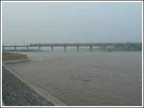 smog en mist aan de Yihe rivier bij Luoyang