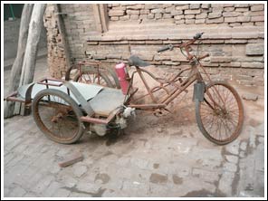 Driewieler met motor op binnenplaats Pingyao