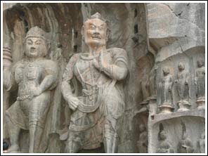 Uitgehakte figuren in Longmen grotten
