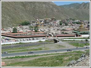 Labrang klooster met camper langs de rivier