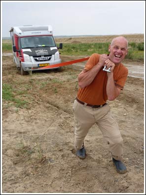 Vast in de modder, hier is wat meer kracht voor nodig!